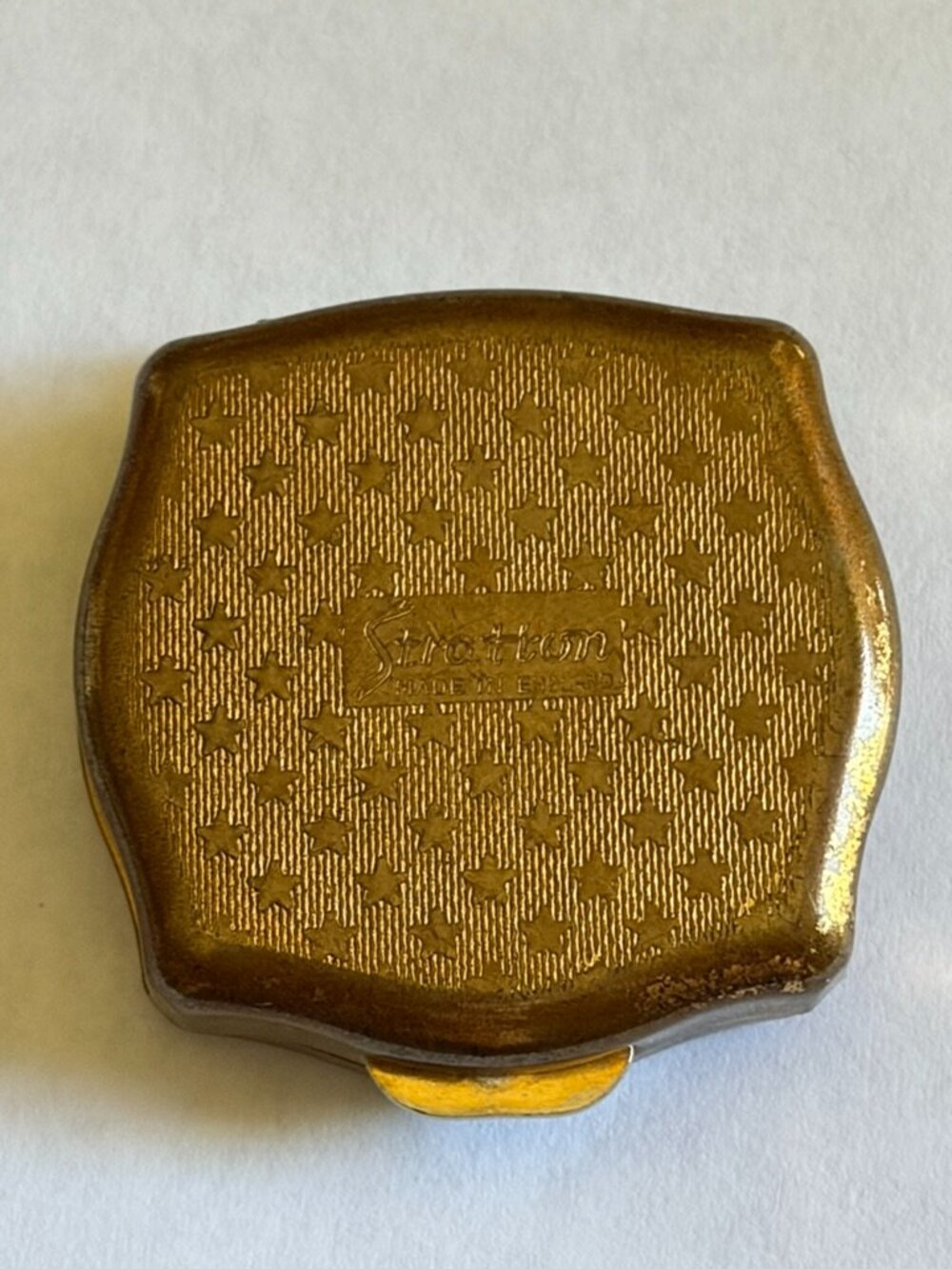 VTG! STRATTON COMPACT W/STAR BRASS PATTERN HINGED PILL BOX ~1.5" X 1.5" X .4"